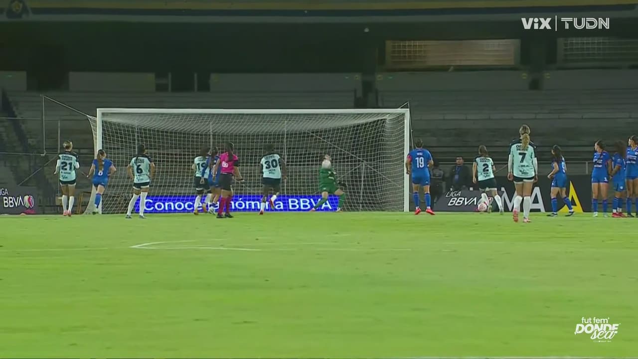 ¡Travesaño evita el tercero del Pachuca! Charlyn Corral lo cobra magistral