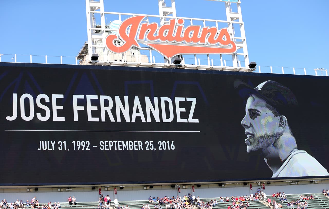El equipo de los Indios de Cleveland guardó un minuto de silencio por la memoria del lanzador cubano que llegó a Estados Unidos en balsa.