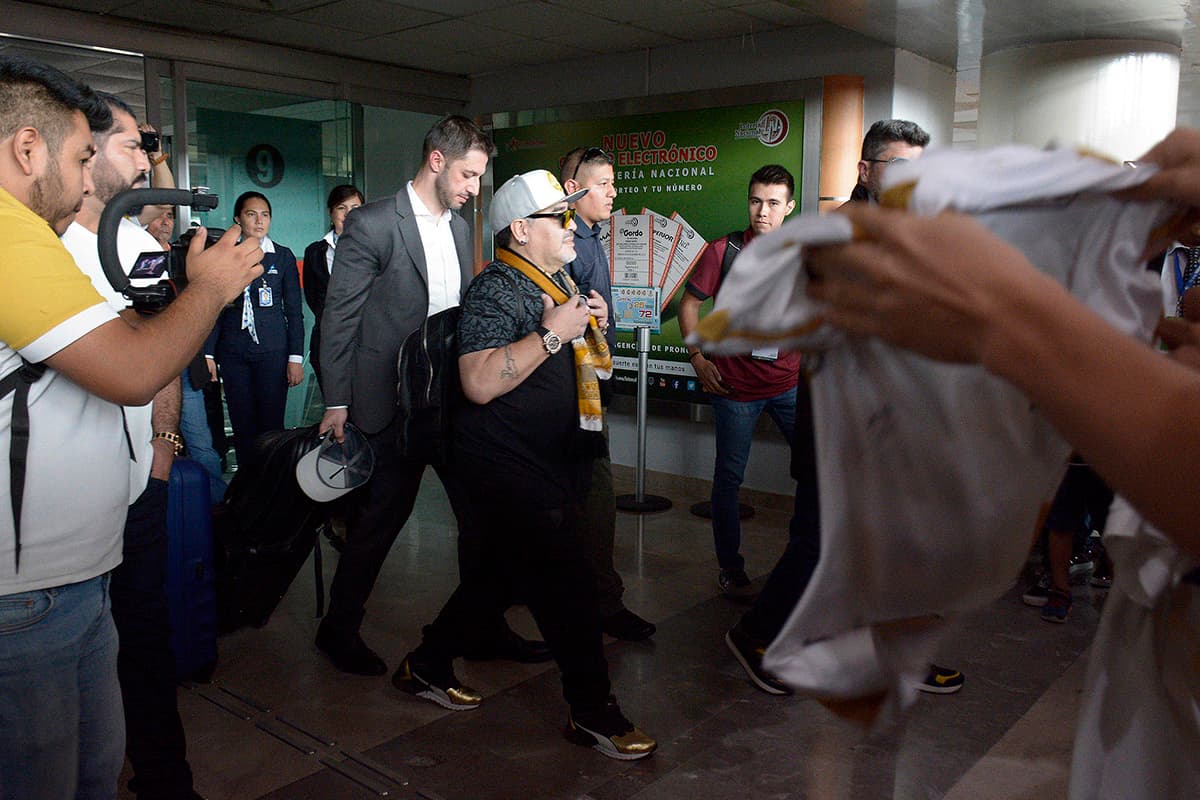 Aficionados y seguidores de Maradona y de Dorados llegaron a recibir al ídolo argentino.