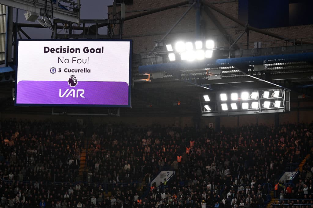 Se queda... El VAR no sale de la Premier League