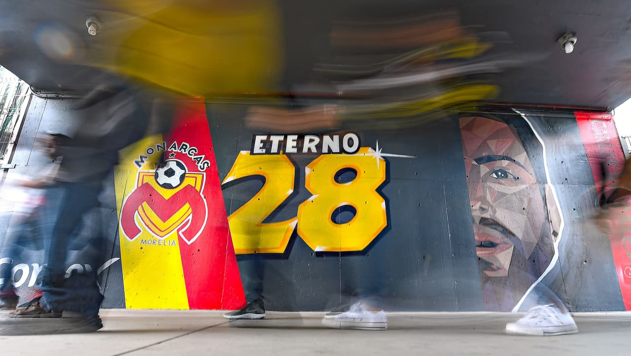 En las afueras del estadio Morelos pintaron este mural con dedicatoria especial para Carlos Morales.