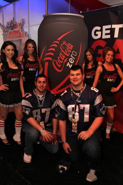Dos seguidores de Rob Gronkowski posaron con las chicas Coca Cola.