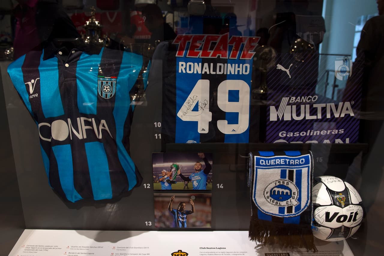 Gallos del Querétaro tiene en la exposición la prueba de que en sus filas tuvo a un ganador del Balón de Oro: el recuerdo del gran Ronaldinho en la Liga MX.