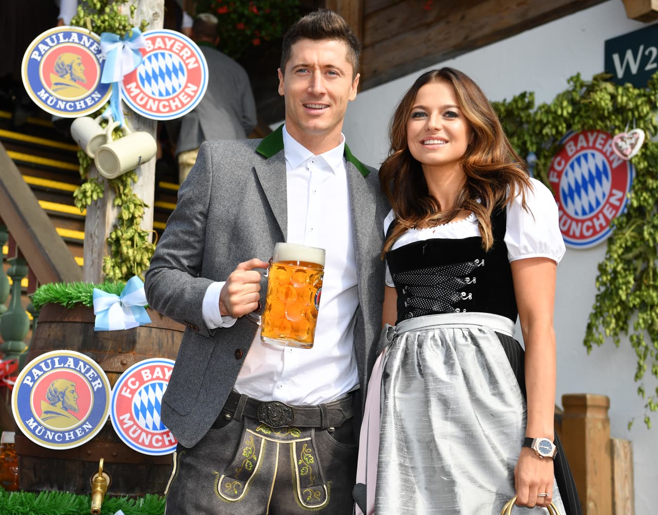 El polaco Robert Lewandowski sació su sed goleadora con una cerveza.