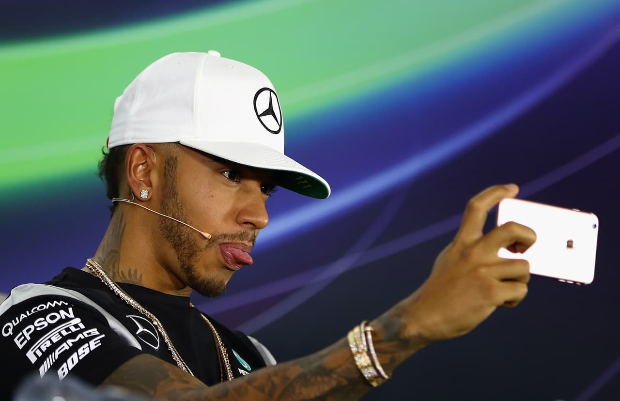 Su compañero de equipo, Lewis Hamilton, también es fanático de los selfies. Muchas veces los hace durante las rueda de prensa previas a las carreras.