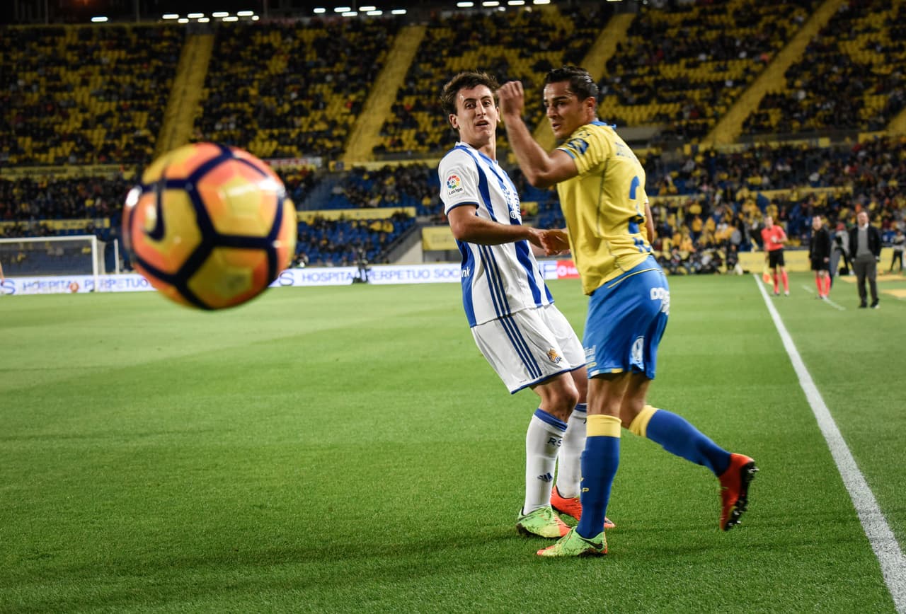 Mikel Oyarzabal (Real Sociedad) presionó a David Simón (Las Palmas) pero no pudo quitarle el balón, que salió del campo.