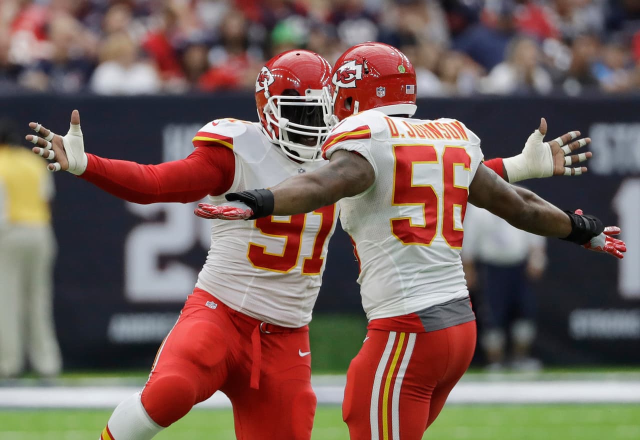 La línea ofensiva ha mejorado en gran medida - la adquisición de agentes libres
<a href="http://www.nfl.com/player/mitchellschwartz/2532945/profile">Mitchell Schwartz</a> es una muralla como tacle derecho. Pero hay preguntas que mira en la bola de cristal. ¿Podrá
<a href="http://www.nfl.com/player/deeford/2543494/profile">Dee Ford</a> recuperar la salud en la recta final? ¿Mejorará
<a href="http://www.nfl.com/player/jeremymaclin/80429/profile">Jeremy Maclin</a>? ¿
<a href="http://www.nfl.com/player/tambahali/2506883/profile">Tamba Hali</a> recuperará su nivel? No hay que subestimar el lado positivo de este equipo, con su talento, entrenamiento y tenacidad. Estos
<a href="http://www.nfl.com/teams/kansascitychiefs/profile?team=KC">Jefes</a> pueden ganar en cualquier lugar, ya lo demostraron una vez más la noche del domingo.