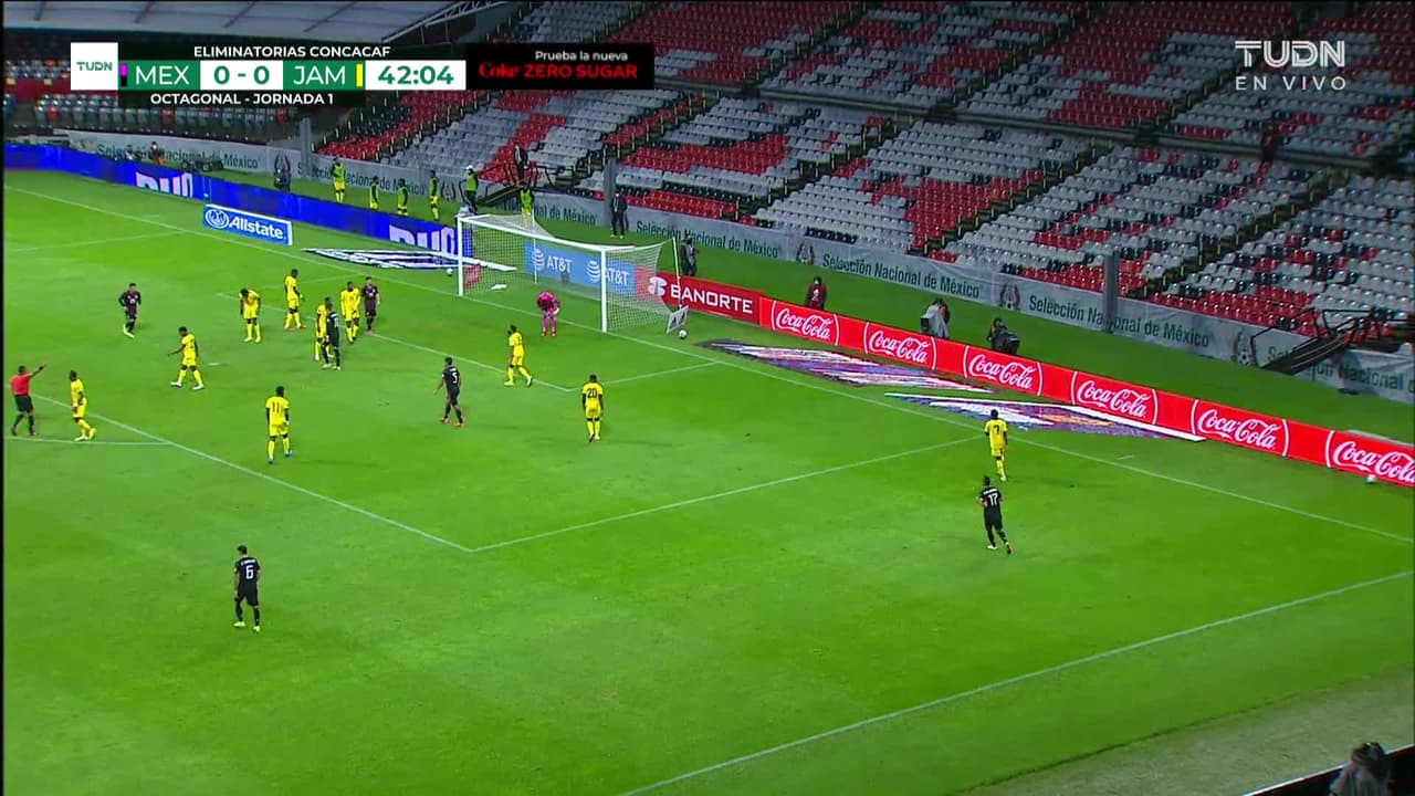 ¡TIRO ATAJADO! disparo por Alexis Vega.