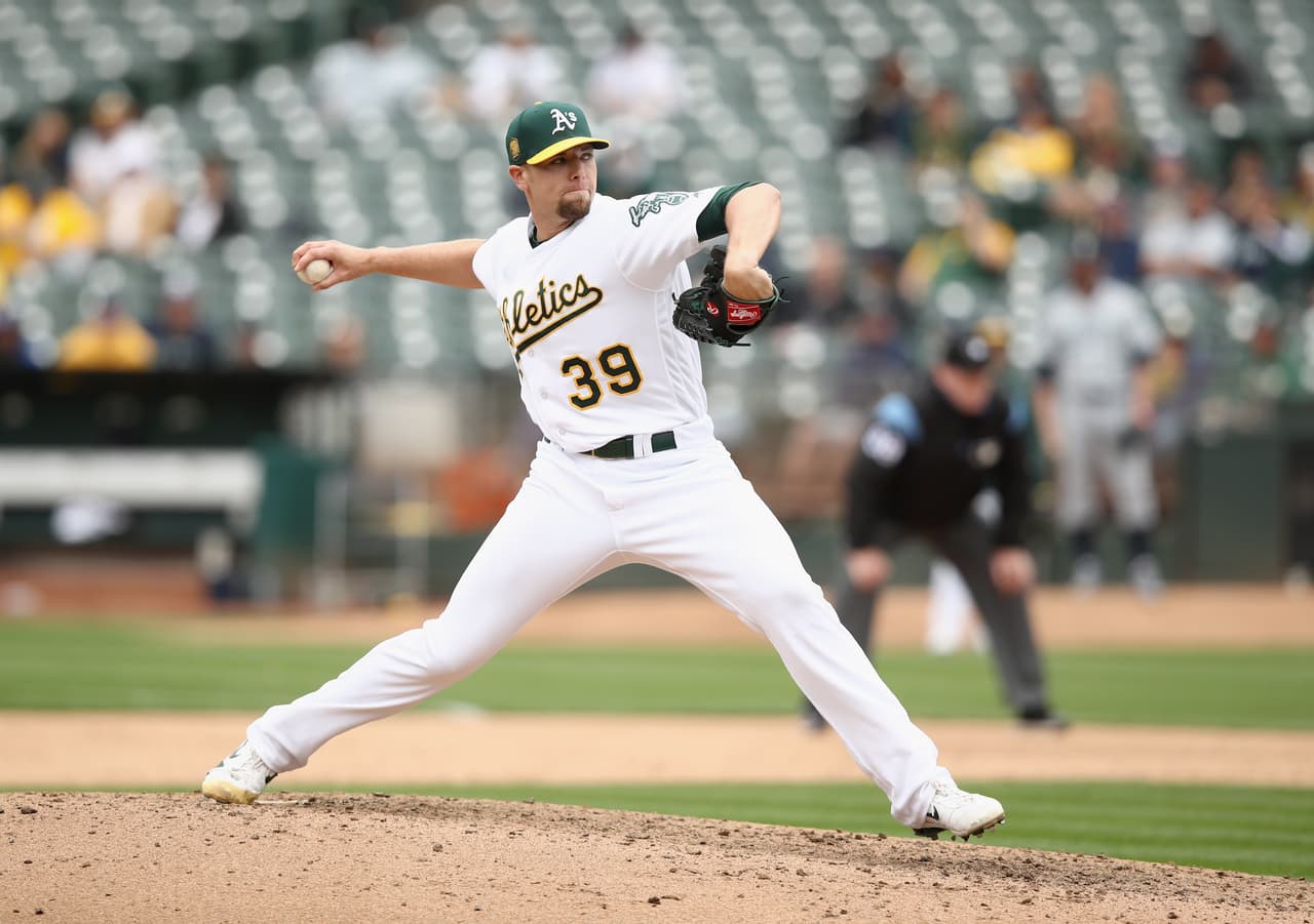 Blake Treinen de los Oakland Athletics se ha convertido en un gran relevista. En 2018, además de su primer llamado al All Star tiene un diminuto 0.81 de efectividad y en 36 apariciones tiene 28 holds.