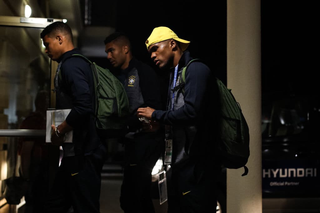 Thiago Silva, Casemiro y Douglas Costa, de izquierda a derecha, también al momento de llegar a su hotel en medio del tumulto.