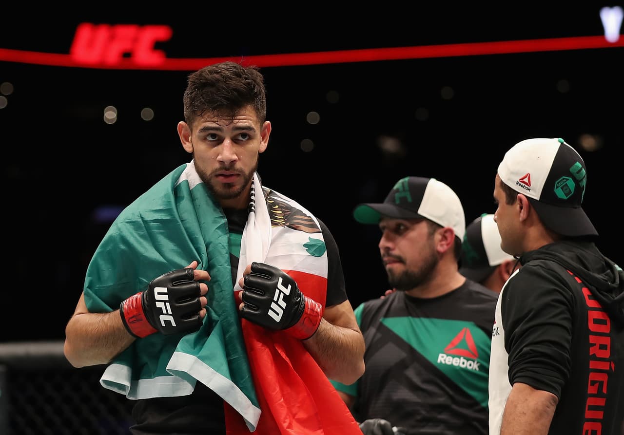 Caos en UFC México tras piquete de ojo accidental de Yair Rodríguez