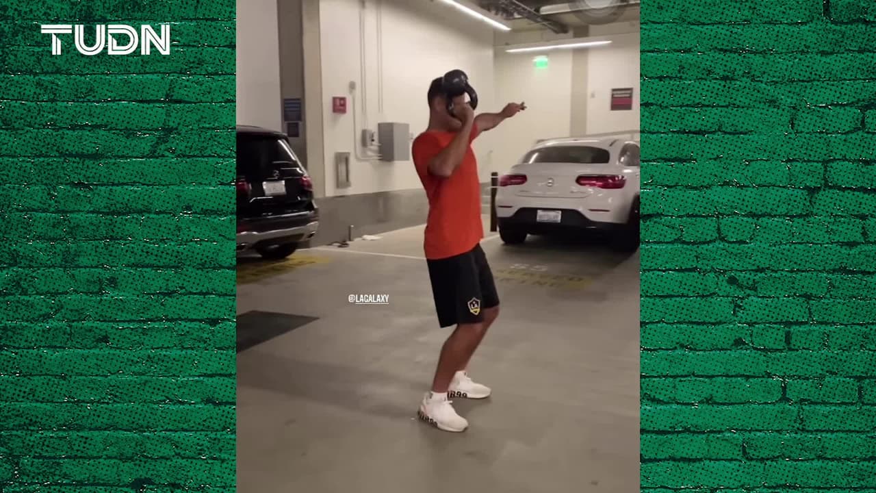 Chicharito alista su revancha con el LA Galaxy en un estacionamiento