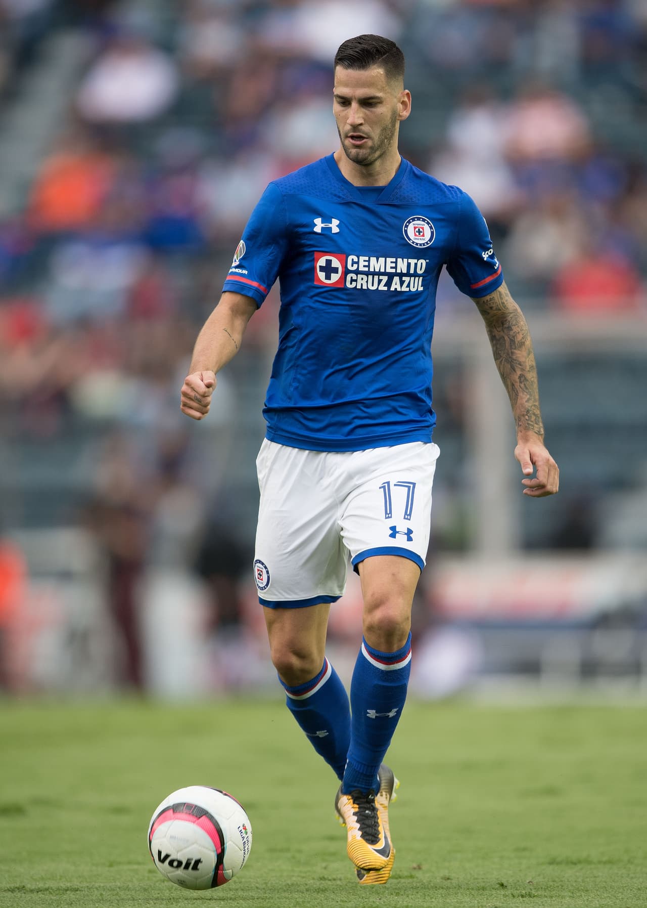 Ya en la segunda mitad, Cruz Azul siguió siendo el equipo que más buscó en el inicio del mismo. Tanto así que Edgar Méndez fue amonestado por el ímpetu mostrado.