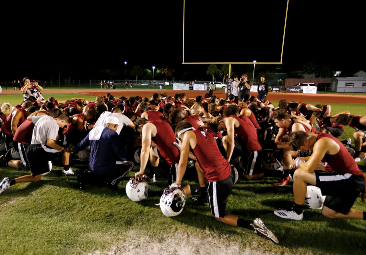 El equipo de fútbol americano del Marjory Stoneman Douglas High School en Parkland, que el pasado 14 de febrero de 2018 sufrió un tiroteo, rindió un homenaje especial a las víctimas.