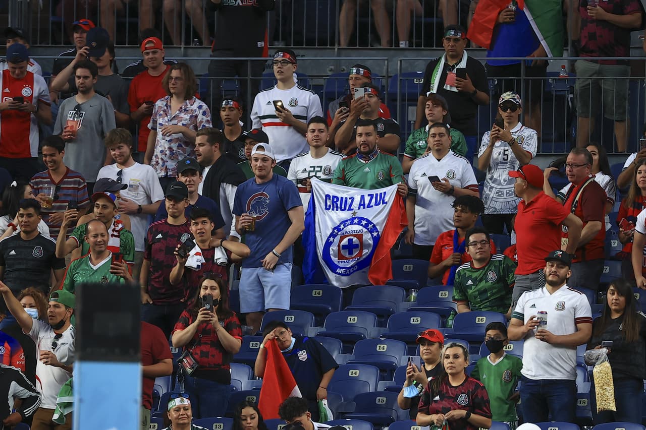 Mexicanos y costarricenses apoyan a sus selecciones en el duelo de semifinales entre el Tri y los Ticos.