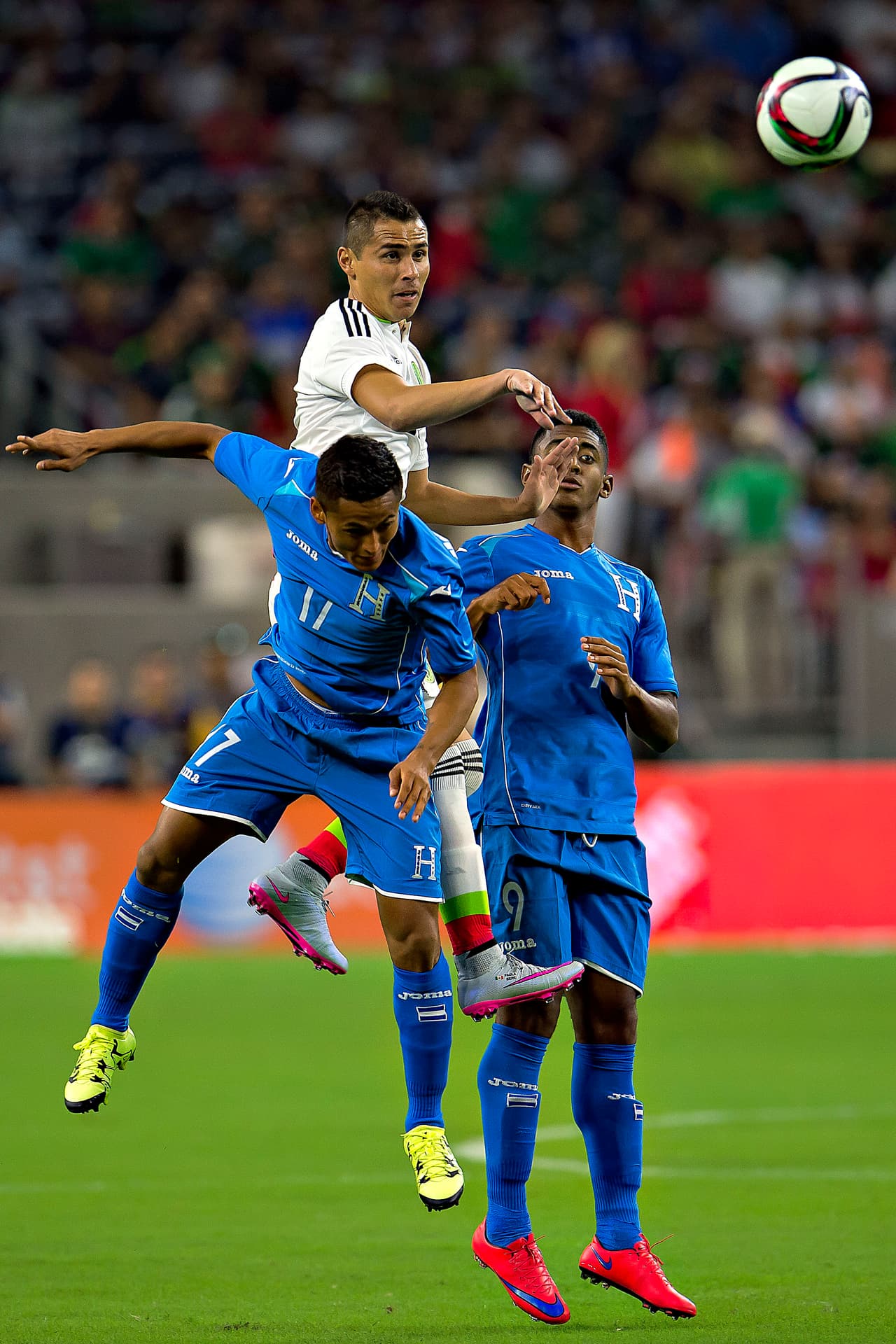 6 Anthony Lozano cumplió más con una labor de ensuciar el juego mexicano que de atacar el arco de Guillermo Ochoa.