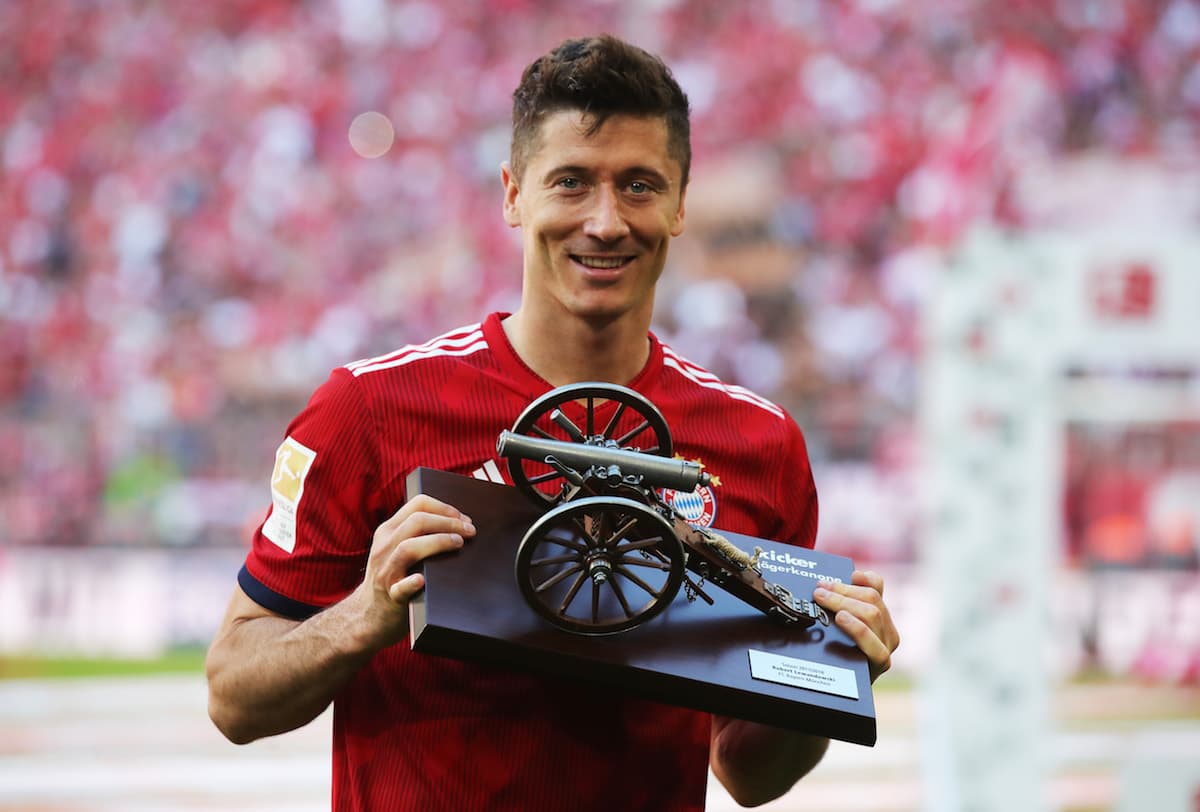 A Lewandowski le entregaron el reconocimiento como el máximo goleador del campeonato con 29 anotaciones.