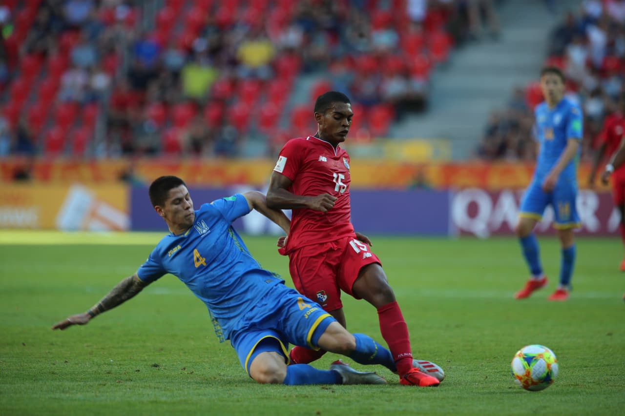 La marca de Denys Popov (izquierda) se impuso a los intentos ofensivos de Panamá en el segundo tiempo.