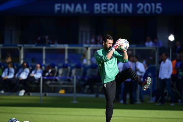 En principio tenemos a Gianluigi Buffon, uno de los jugadores más legendarios en la historia de la Juventus y de los más reconocidos futbolistas que ha tenido la Serie A de Italia. Su veteranía y experiencia en este tipo de partidos puede pesarle a los rivales.