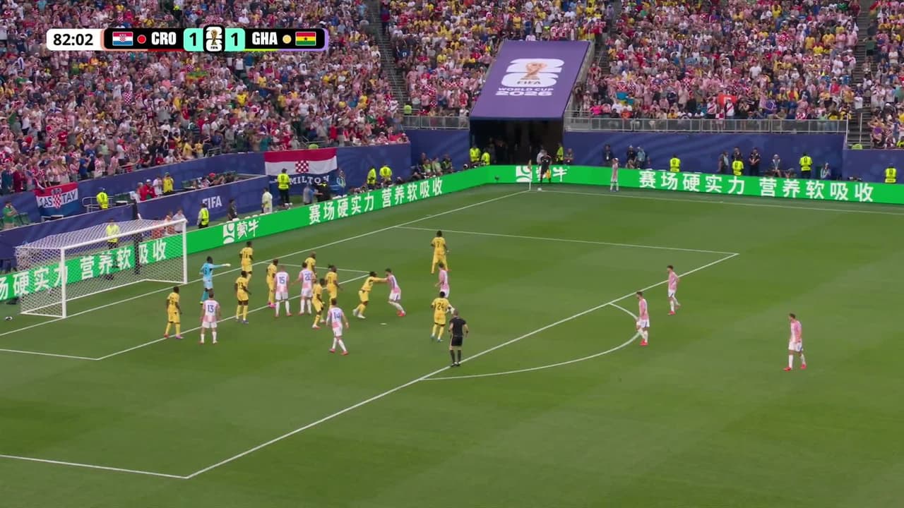¡GOL!  anota para Croacia. Nikola Vlasic