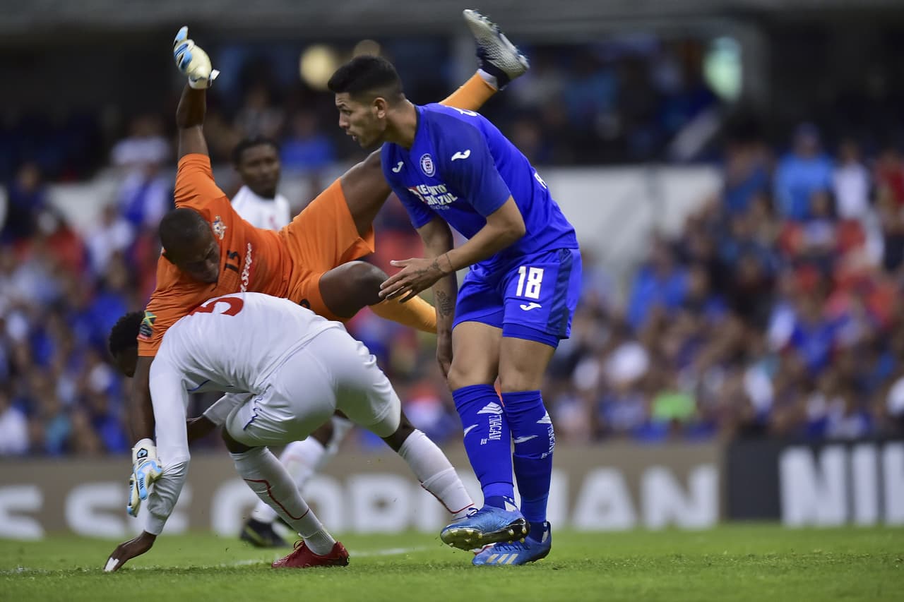 Wellington, central de Portmore, tuvo un fuerte choque con el arquero Foster.