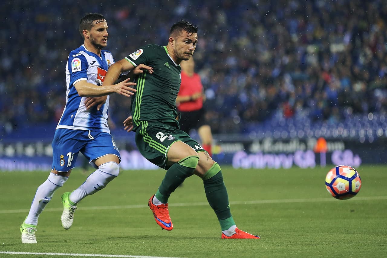 El defensa Alin Tosca (Betis) defiende el balón ante la marca del argentino Pablo Piatti (Espanyol), uno de los líderes de la plantilla del club barcelonés.