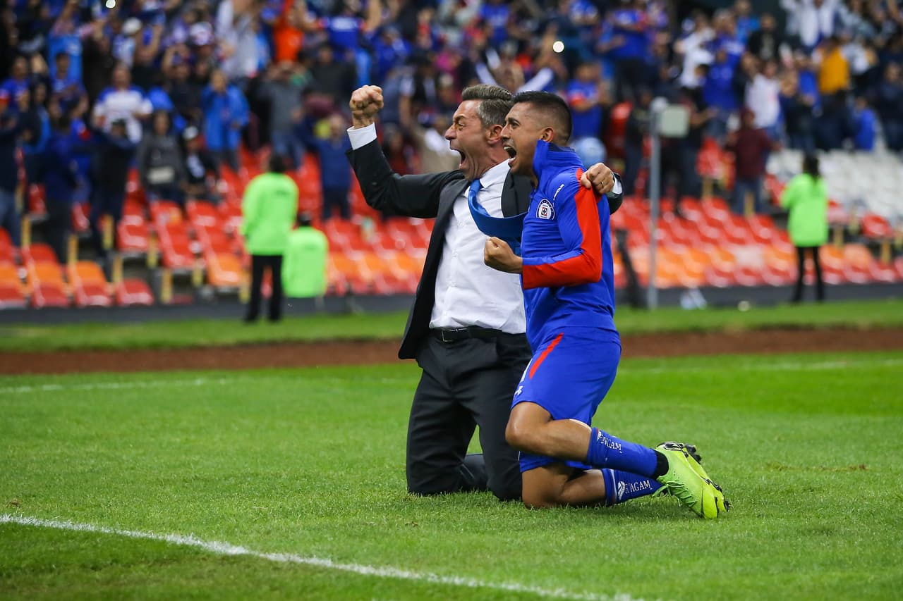 Ya incorporados, continuaron gritando y celebrando el pase a la siguiente fase.