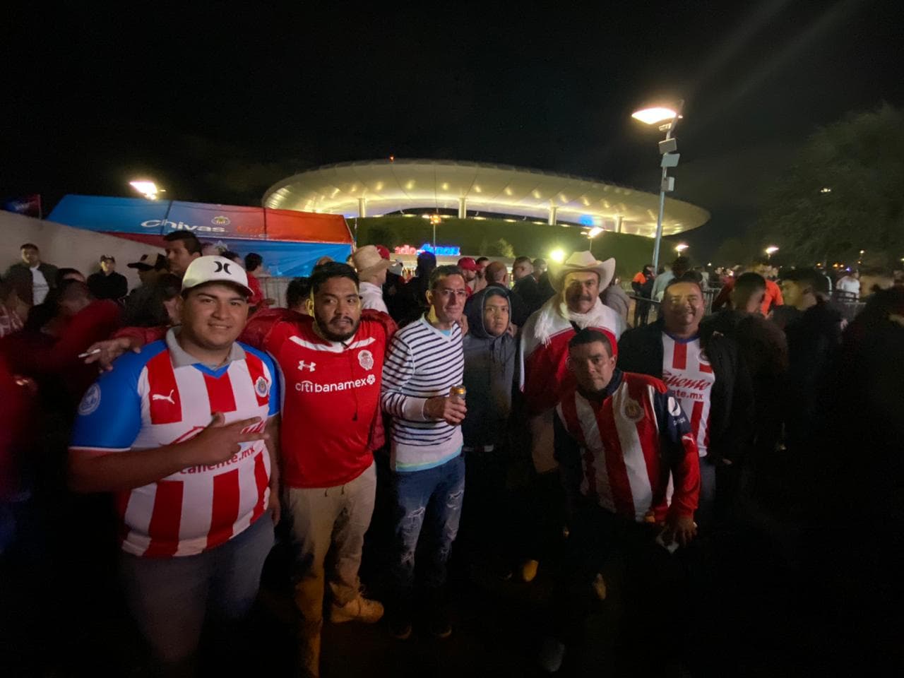 Cae la noche en Guadalajara y el Estadio Akron se alista para albergar el Chivas vs Toluca.