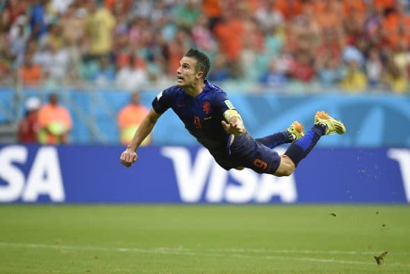 Robin Van Persie nos regaló uno de los mejores goles de la Copa Mundial de Brasil 2014 con un gran remate de cabeza tras un pase de más de 40 metros.