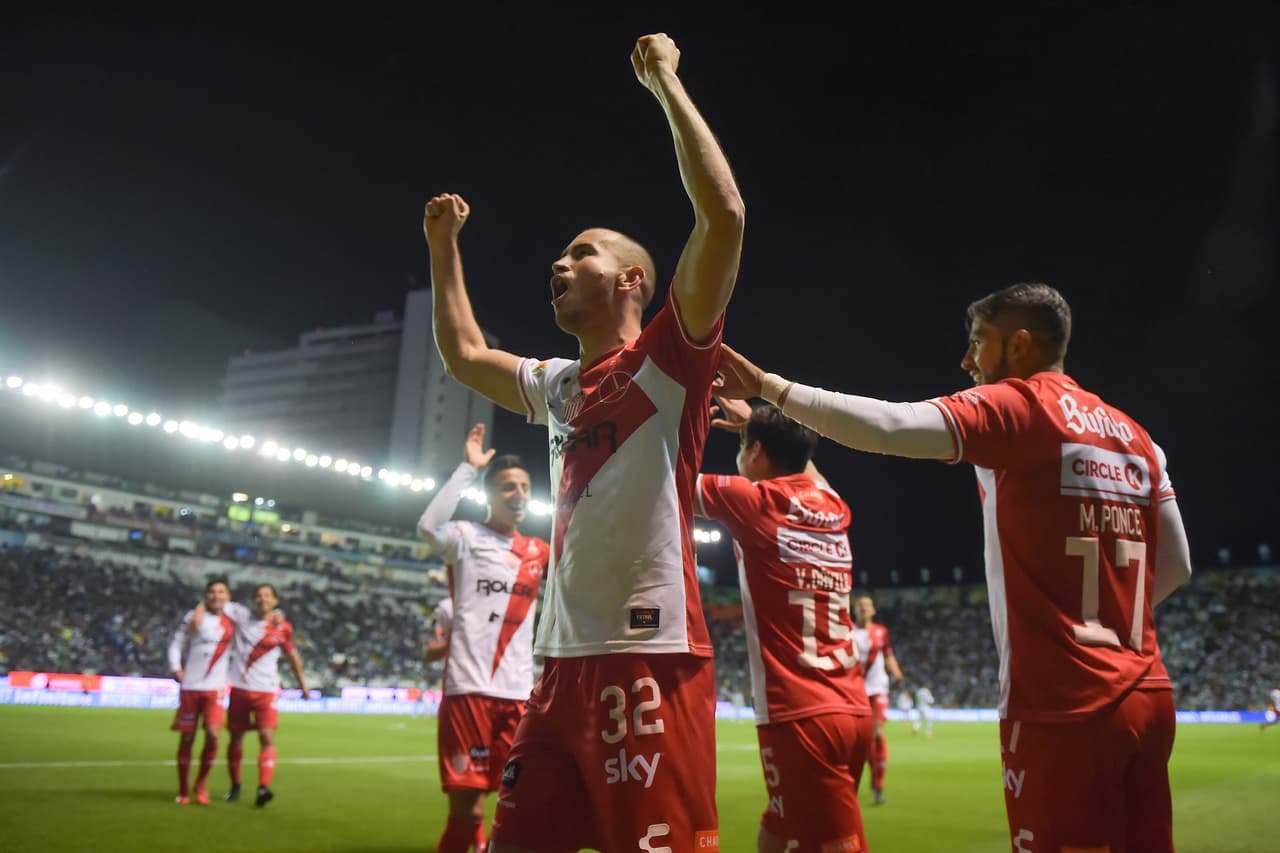 Al 54, González marcó el tercero para el Necaxa y de paso consiguió su doblete con un remate de pierna derecha.