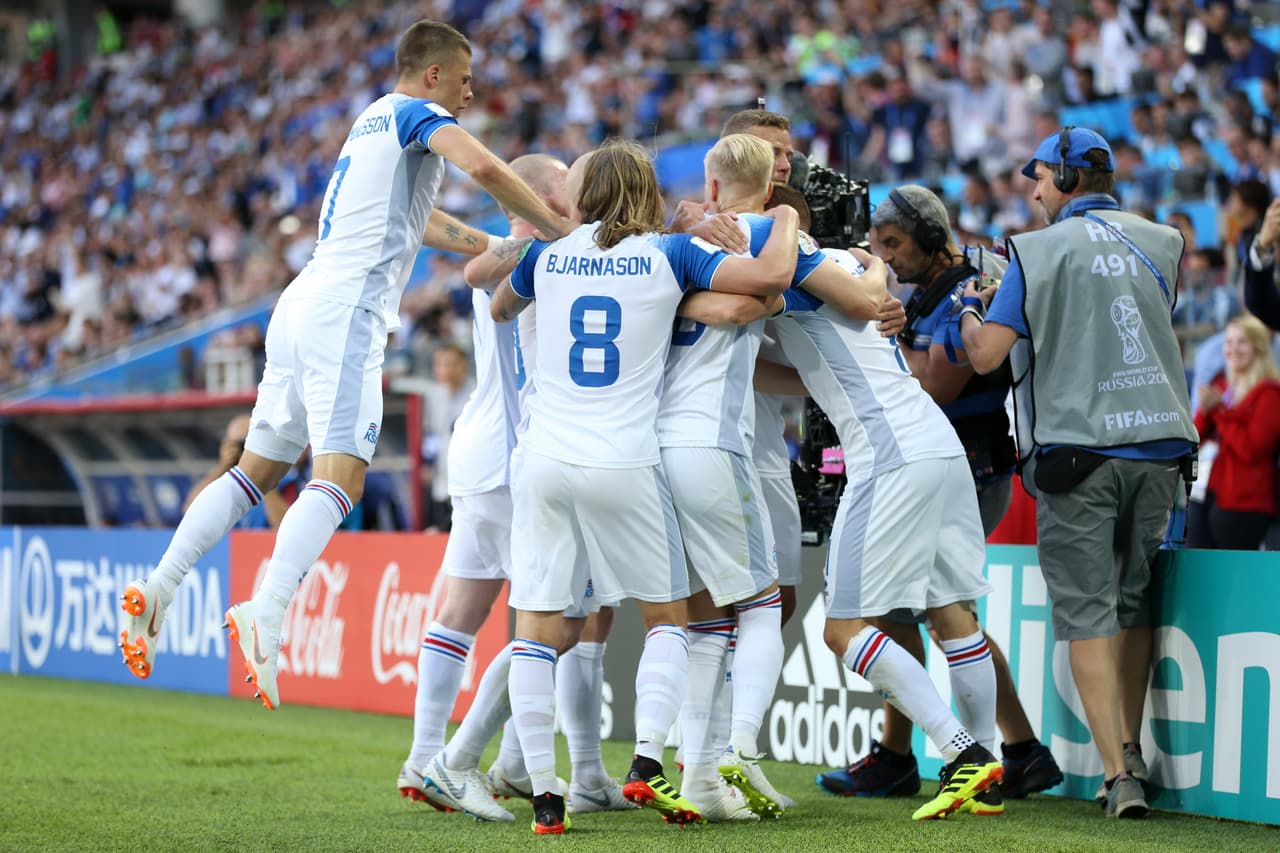 Los islandeses celebraron emocionado su primer gol en la historia de los mundiales.