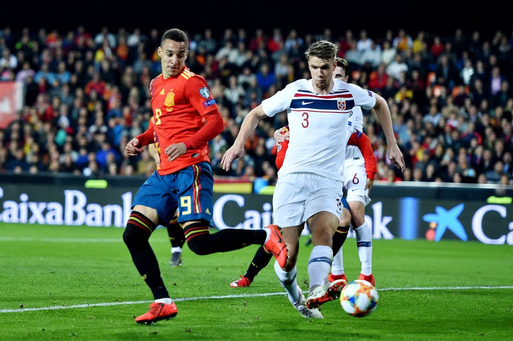 Rodrigo (izquierda) fue uno de los mejores jugadores de España, un dolor de cabeza desde los primeros minutos para la defensa noruega.