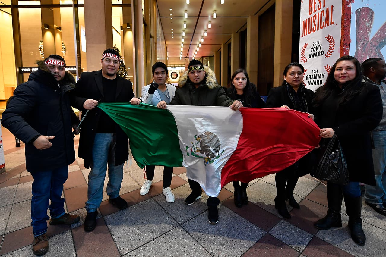 Los mexicanos llegan al Madison Square Garden para el combate entre Saúl 'Canelo' Álvarez y Rocky Fielding.