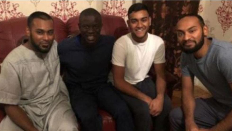 Un crack: Kanté perdió un tren y unos desconocidos lo invitaron a cenar y jugar al FIFA y el francés aceptó