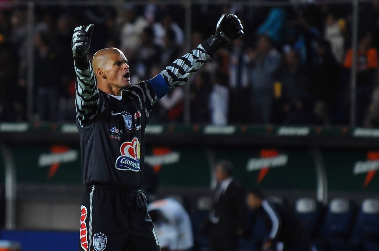 <b>Miguel Calero: </b>no hay palabras para describir su grandeza en México. El 'Cóndor' se convirtió en ícono de Pachuca donde falleció en el año 2012. Como Tuzo fue un ganador, campeón nato. "Si volviera a nacer me volvería a llamar Miguel Calero y defendería, a huevo, los colores del Pachuca", dijo en su retiro como profesional.