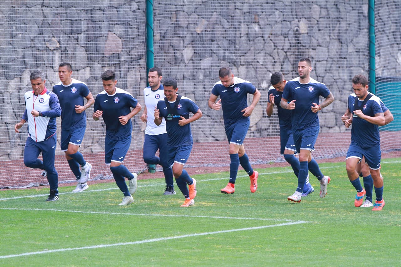 Este martes 25 de junio los integrantes del Cruz Azul se entrenaron en La Noria con Pedro Caixinha dirigiendo la práctica. Estuvo presente Ricardo Peláez, director deportivo del equipo Celeste. En el entrenamiento estuvieron ausentes los jugadores que pertenecen a alguna selección del continente americano que por ahora disputan la Copa Oro o la Copa América. Pero se vio a los lesionados Elías Hernández y Stephen Eustaquio integrados de lleno. Estuvieron también jugadores como Édgar Méndez y Martín Cauteruccio, vinculados a salir del club. Esto fue lo que hizo La Máquina hoy.