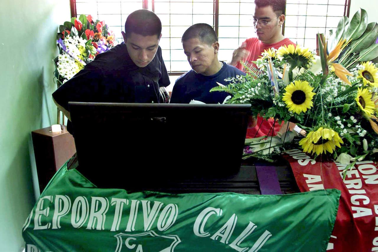 El goleador colombiano Albeiro 'Palomo' Usuriaga pasó a la historia al anotar el gol que le dio su primera Copa Libertadores al Atlético Nacional de Medellín en 1989. En 1997 fue suspendido por consumo de cocaína y en marzo del 2004 fue asesinado en Cali, Colombia, por un motociclista que lo sorprendió mientras jugaba cartas con sus amigos.