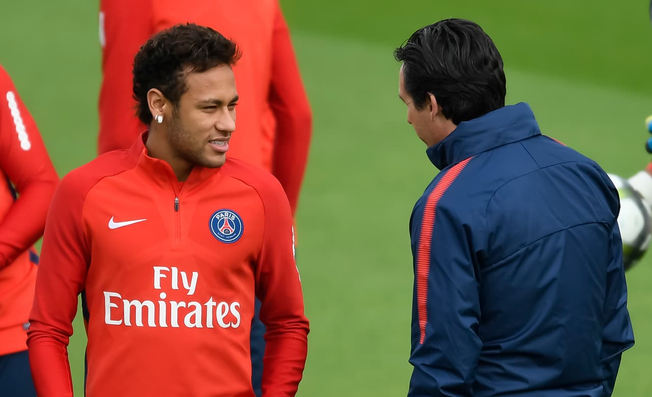 Paris Saint-Germain's Brazilian forward Neymar (L) speaks with Paris Saint-Germain's Spanish head coach Unai Emery during a training session in Saint-Germain-en-Laye, on October 25, 2017. / AFP PHOTO / BERTRAND GUAY (Photo credit should read BERTRAND GUAY/AFP/Getty Images)