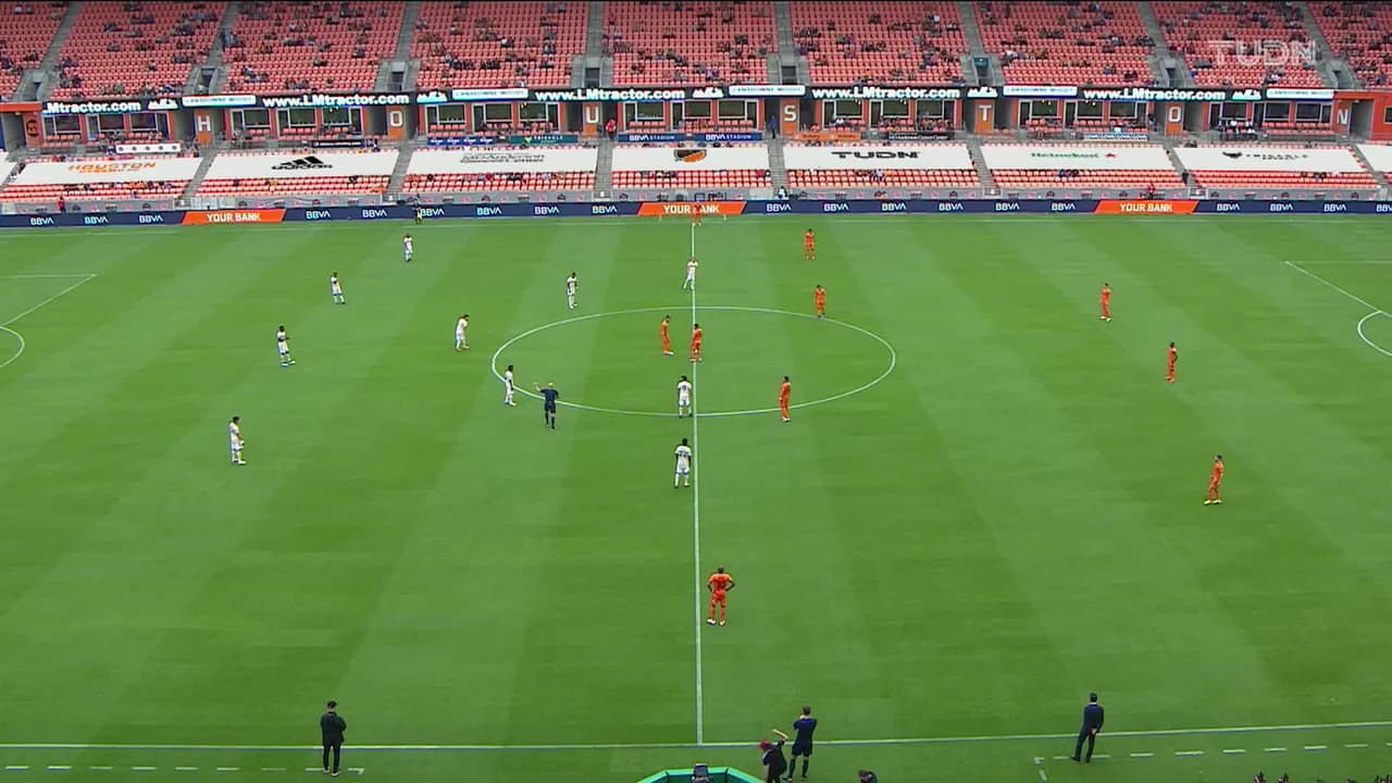 Arranca el partido y la pelota está en juego.