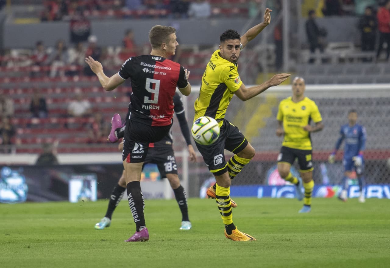 Con anotaciones de Julio César Furch (61) y Julián Quiñones (74 de penal), Atlas finalmente debutó con triunfo ante su gente en la Jornada 2 de Clausura 2023. Mazatlán encontró el descuento vía Nicolás Benedetti al 85’, pero no le alcanzo para llevarse un punto.