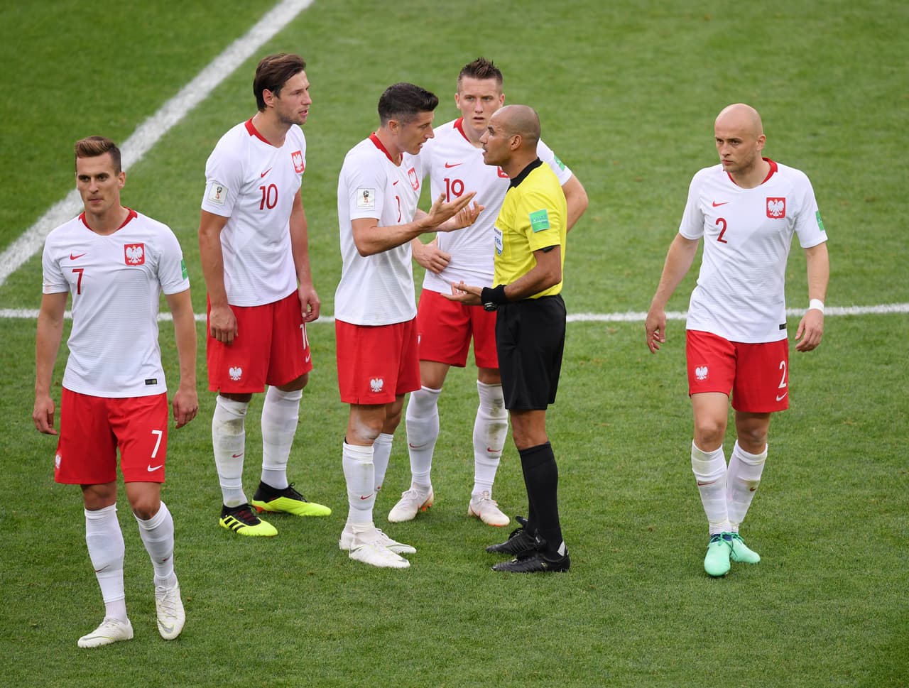 A pesar de los reclamos de los polacos por autorizar la entrada de Niang, que estaba lesionado y cuya presencia sorprendió a la defensa del equipo europeo, el juez Nawaf Shukralia no cedió.