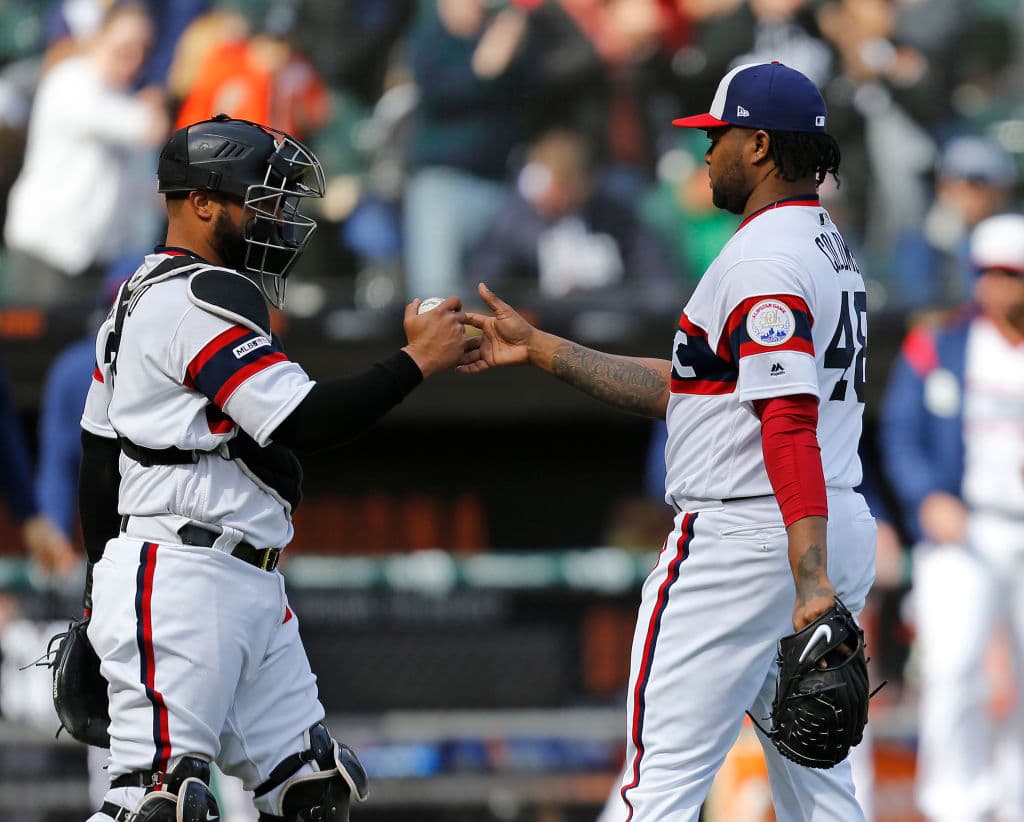 Welington Castillo felicita a Alex Colomé (5) quien se apunta su quinto salvamento para los White Sox y sellar un triunfo que deja al equipo con marca de 11-14.