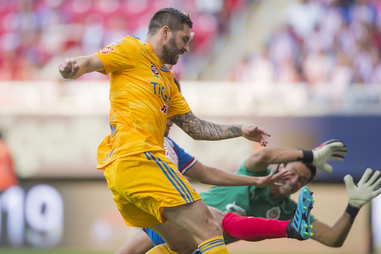 André-Pierre Gignac intentaba hacer daño en el arco de la Chivas, pero Rodríguez estuvo atento para evitar la anotación.