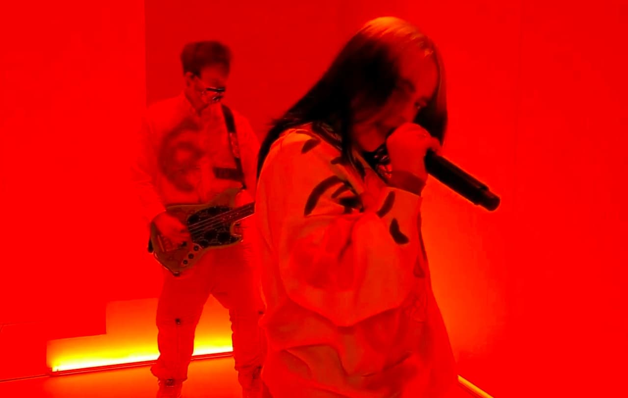 Billie Eilish cantó “Therefore I Am” junto con su hermano Finneas.