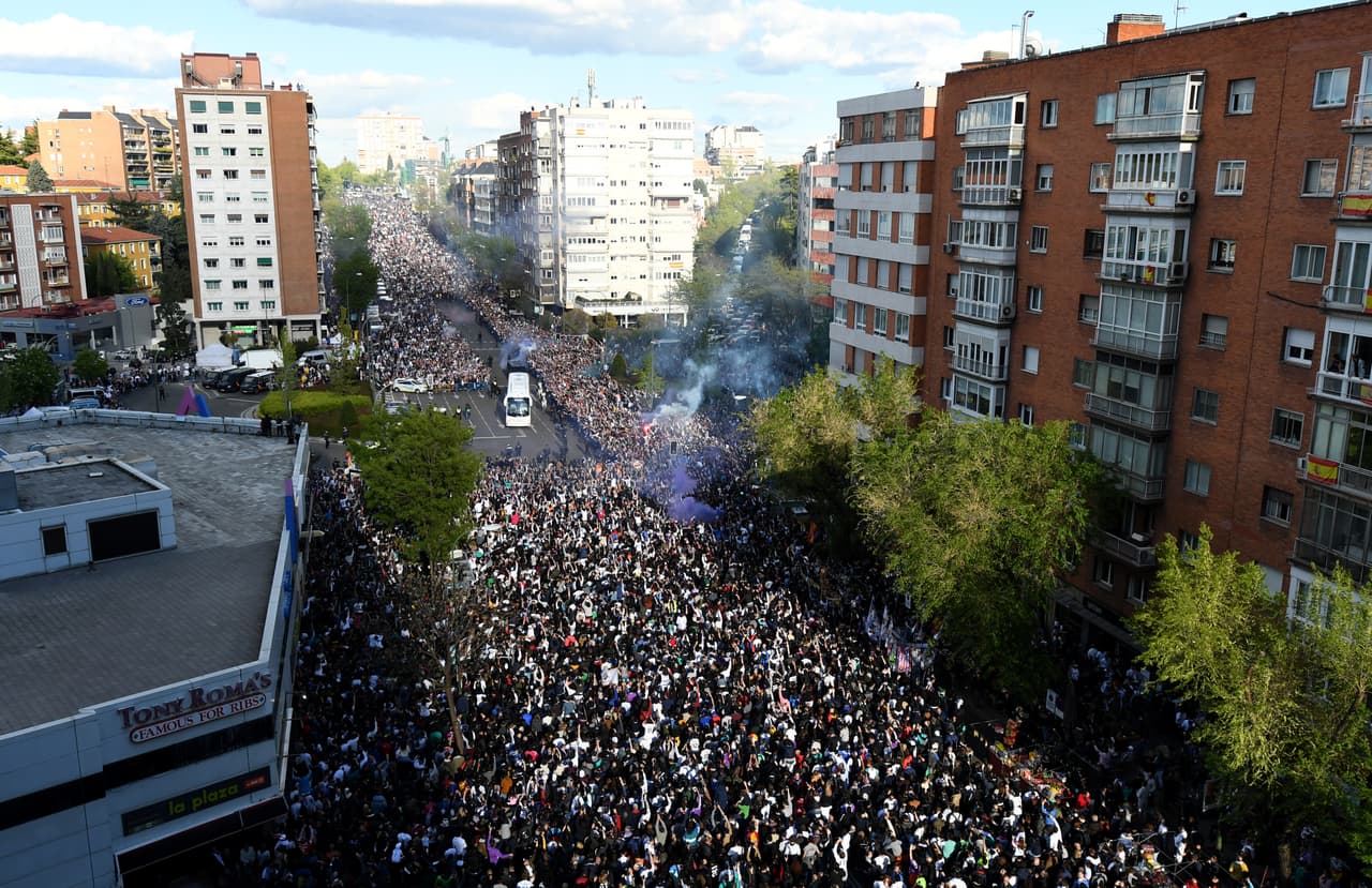 Los fanáticos de Real Madrid inundaron las calles en el camino del equipo al estadio Santiago Bernabéu previo al partido contra Bayern Municha en la vuelta de semifinales de la Champions League.