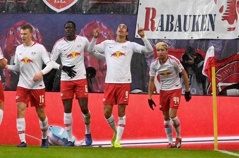Leipzig dio un golpe de autoridad contra Mainz y lo goleó 4-1 para mantenerse entre los mejores cuatro de la Bundesliga, en zona de Champions League tras la Jornada 15.
