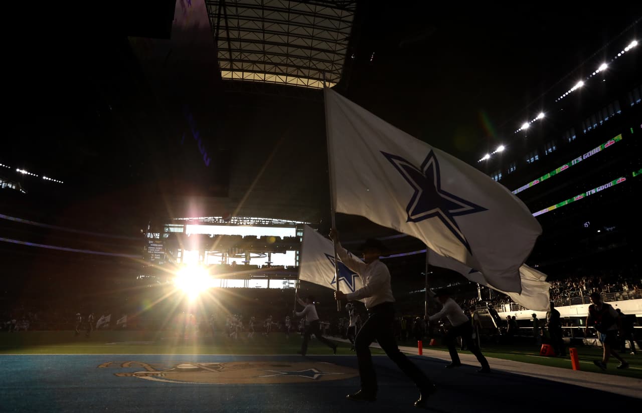 Dak Prescott lanza dos touchdowns y Elliott consigue dos más por tierra en el triunfo de los Dallas Cowboys.