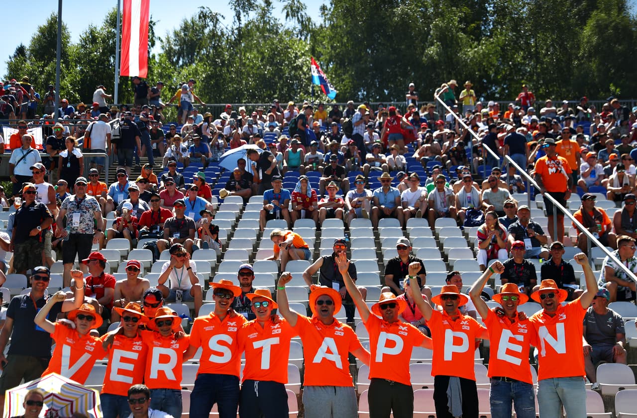Charles Leclerc consiguió su segunda Pole del año, esta vez en el Red Bull Ring de Austria, superando a Lewis Hamilton y Max Verstppen, quienes completaron el Top 3. Sebastian Vettel sufrió problemas mecánicos por lo que solo le alcanzó para el décimo puesto. Por su parte, Sergio Pérez saldrá en la posición 16.