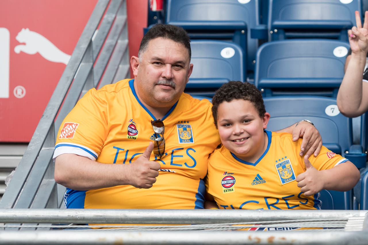 Las aficiones del Monterrey y de Tigres vivieron su propio partido en las tribunas y a las afueras del estadio. Estas son las mejores imágenes.
