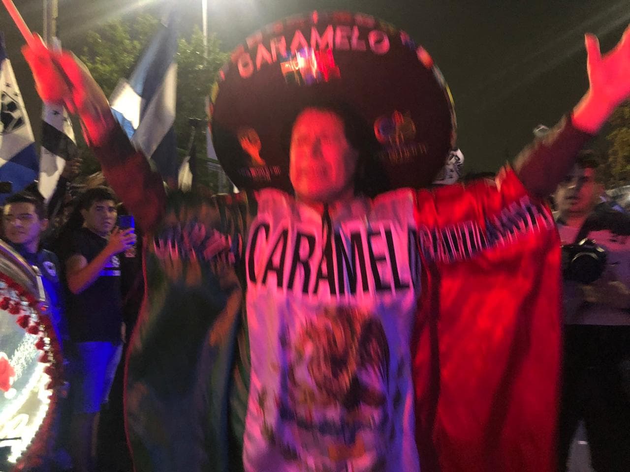 La afición de Rayados muestra confianza en su equipo y llega al Estadio con banderas, cánticos y bengalas.